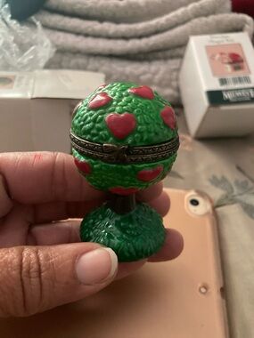 Green Heart-Accent Decorative Tree Sculpture
